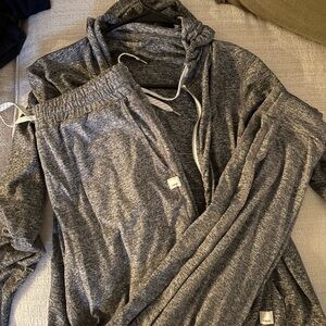 Vuori gray set
Zip up jacket and joggers
Size small